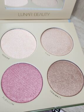 Lunar Beauty Moonshroom Highlighter Palette.